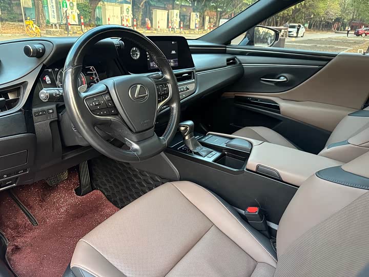 Фото 8 - Lexus ES