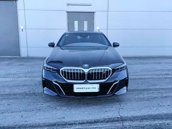 Фото 2 - BMW i5