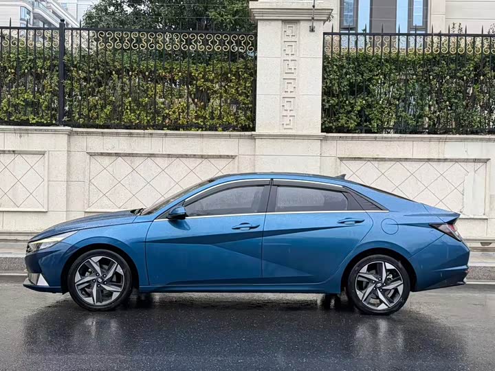 Photo 3 - Hyundai Elantra N line