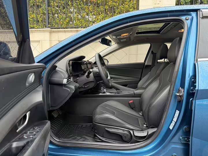 Photo 6 - Hyundai Elantra N line