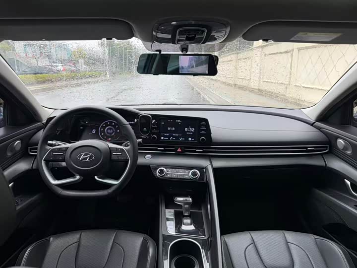 Photo 8 - Hyundai Elantra N line