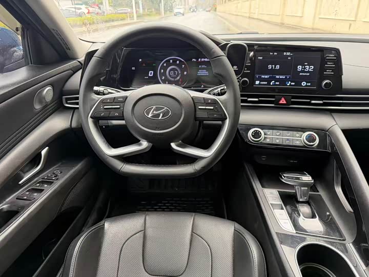 Photo 9 - Hyundai Elantra N line