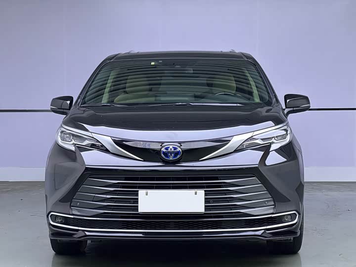 Photo 2 - Toyota Sienna