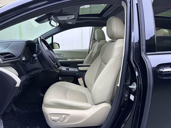 Photo 8 - Toyota Sienna