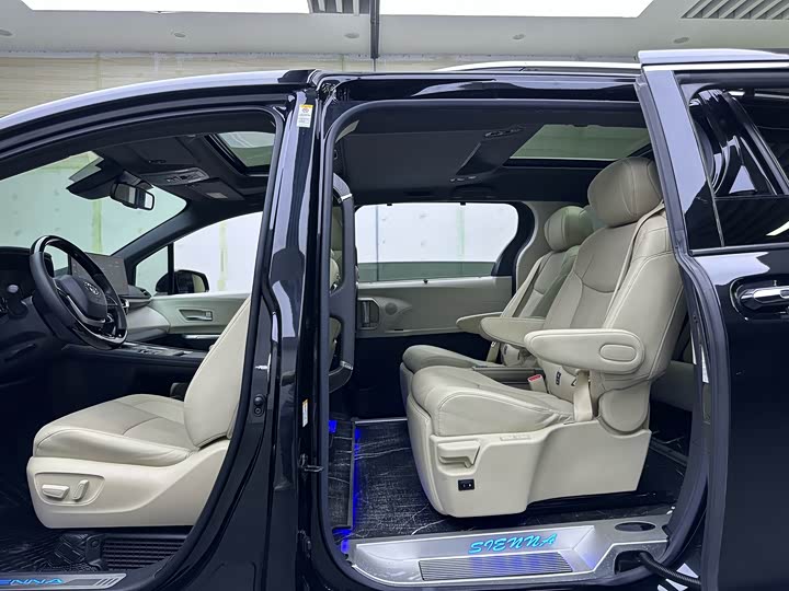 Photo 9 - Toyota Sienna