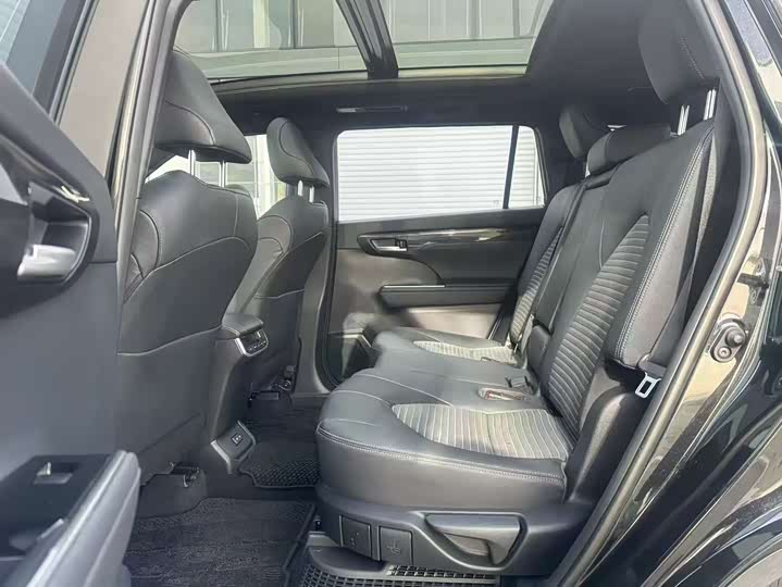 Фото 6 - Toyota Crown Kluger