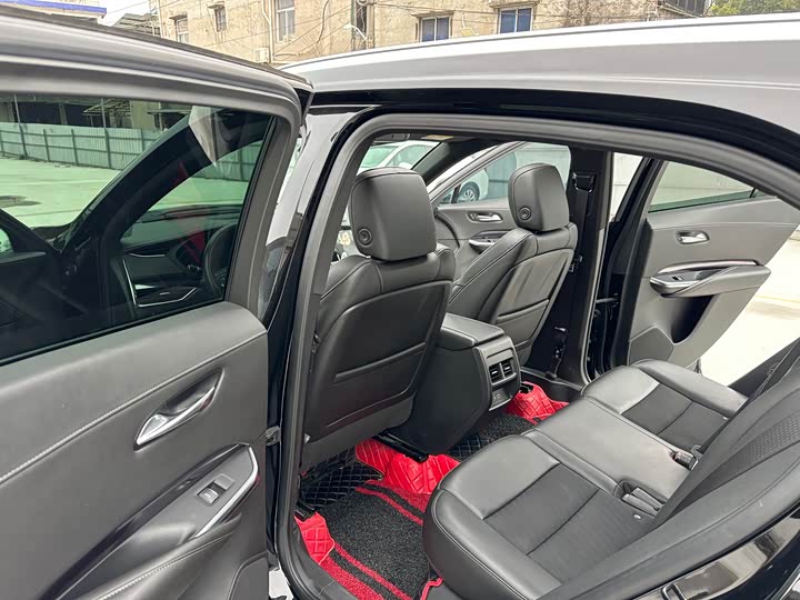 Фото 8 - Cadillac XT4