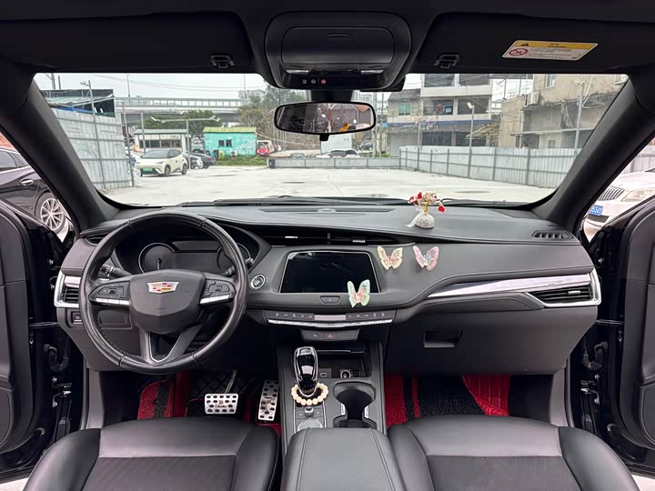 Фото 9 - Cadillac XT4