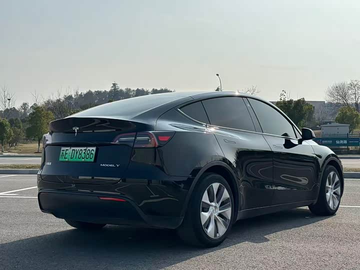 Photo 4 - Tesla Model Y