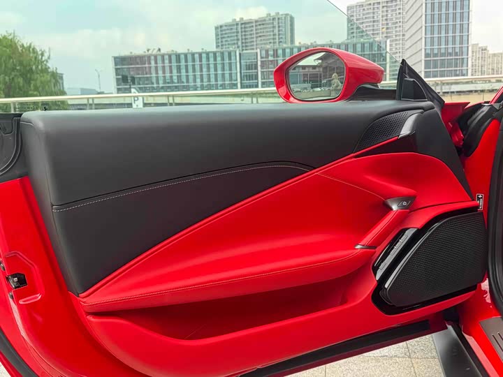 Фото 8 - Ferrari Roma