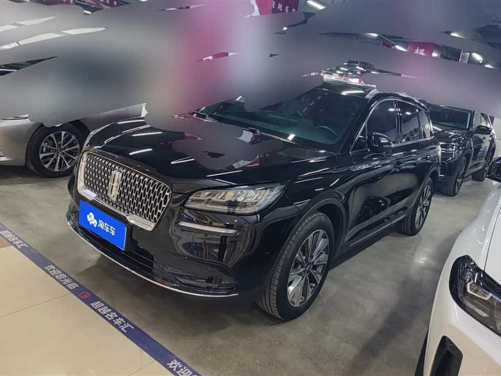 Фото 2 - Lincoln Corsair