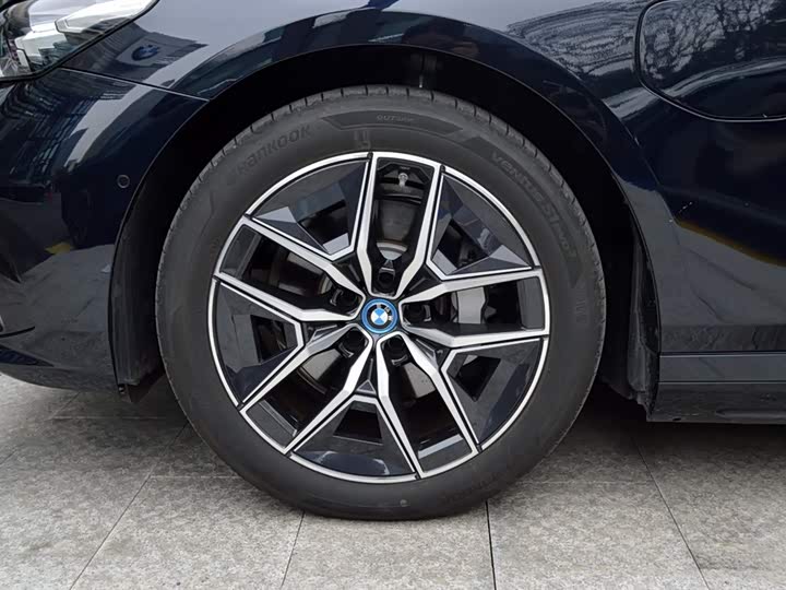 Фото 8 - BMW i5