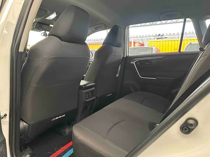 Фото 5 - Toyota RAV4