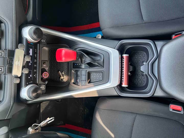 Фото 8 - Toyota RAV4