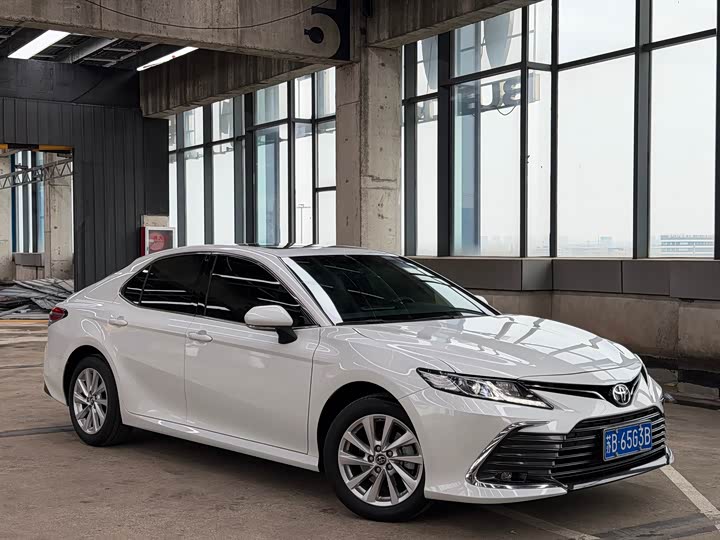 Фото 2 - Toyota Camry