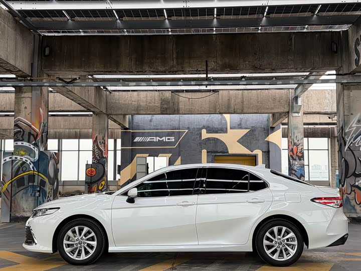 Фото 3 - Toyota Camry