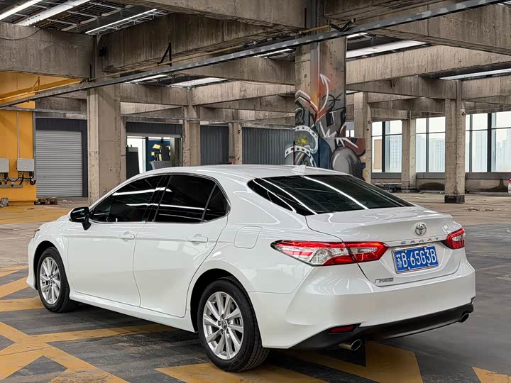 Фото 4 - Toyota Camry