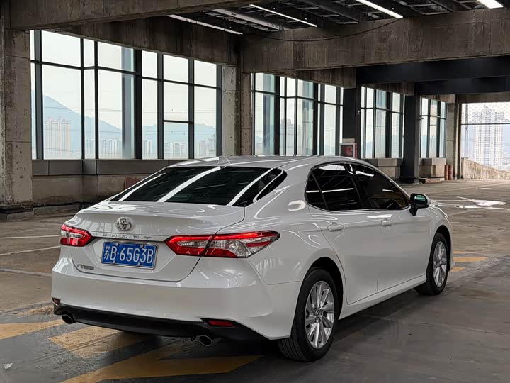 Фото 5 - Toyota Camry