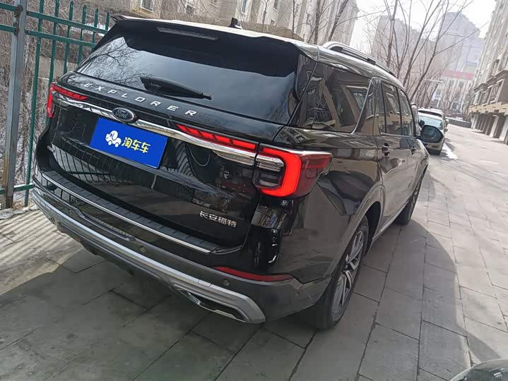 Photo 3 - Ford Explorer