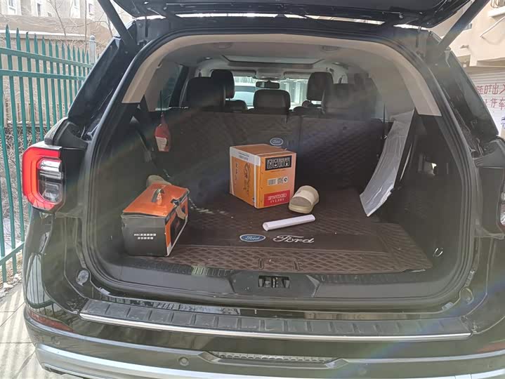 Photo 4 - Ford Explorer