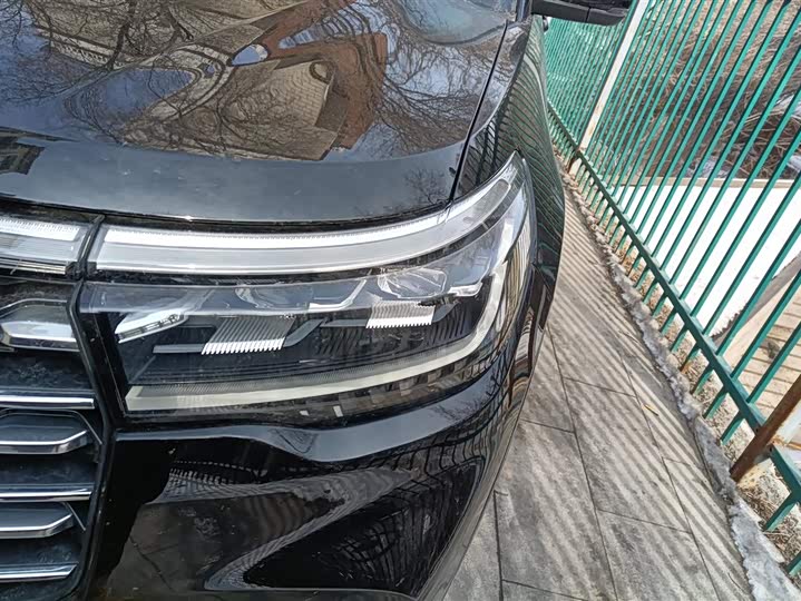 Photo 5 - Ford Explorer