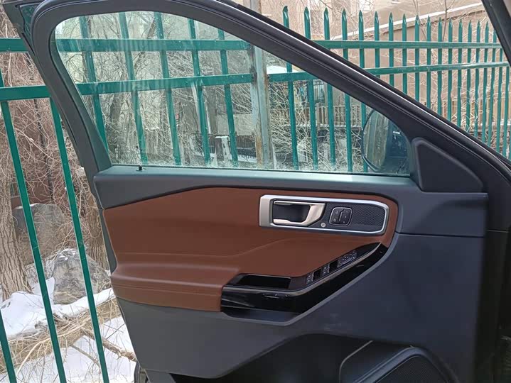 Photo 7 - Ford Explorer