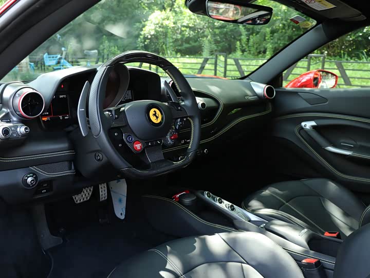 Photo 3 - Ferrari F8