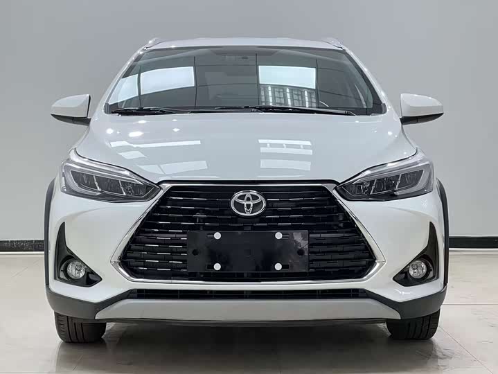 Фото 2 - Toyota Yaris L Hatchback