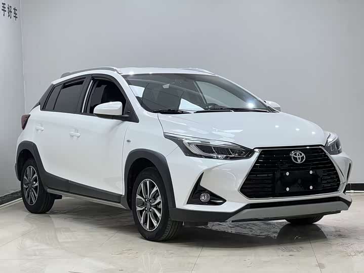 Фото 3 - Toyota Yaris L Hatchback