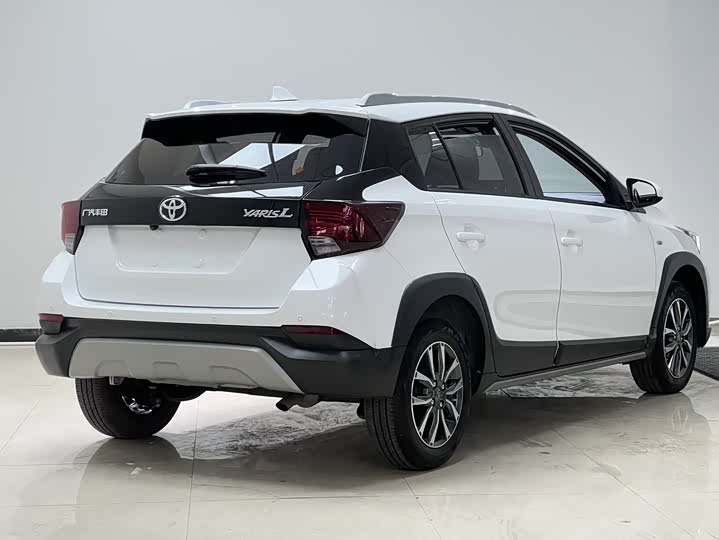 Фото 4 - Toyota Yaris L Hatchback