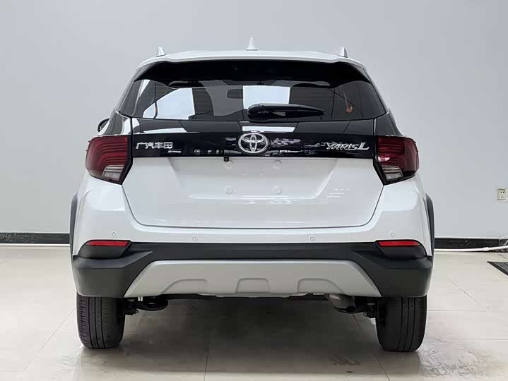 Фото 5 - Toyota Yaris L Hatchback