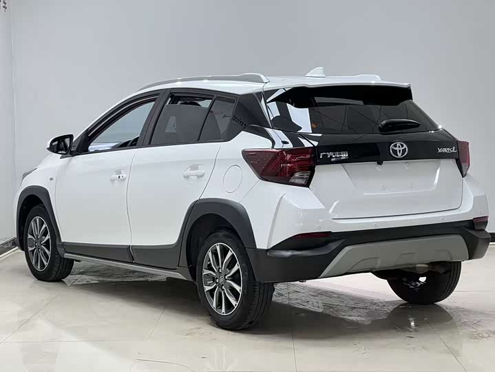 Фото 6 - Toyota Yaris L Hatchback