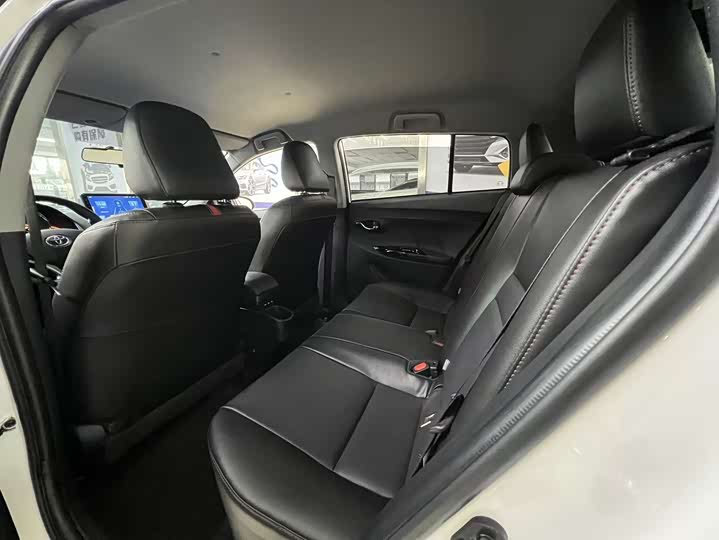 Фото 7 - Toyota Yaris L Hatchback