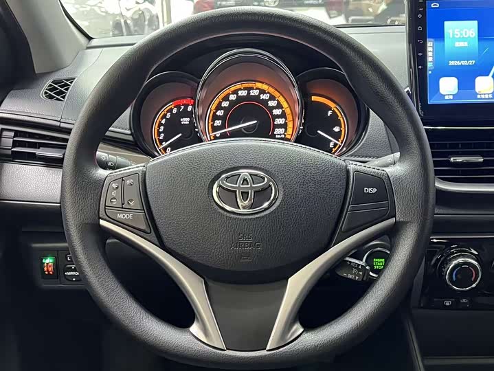 Фото 9 - Toyota Yaris L Hatchback
