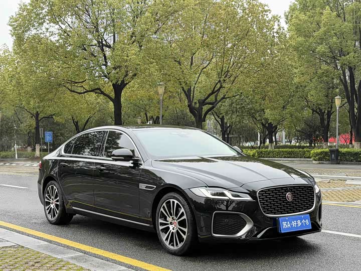 Photo 3 - Jaguar XF L