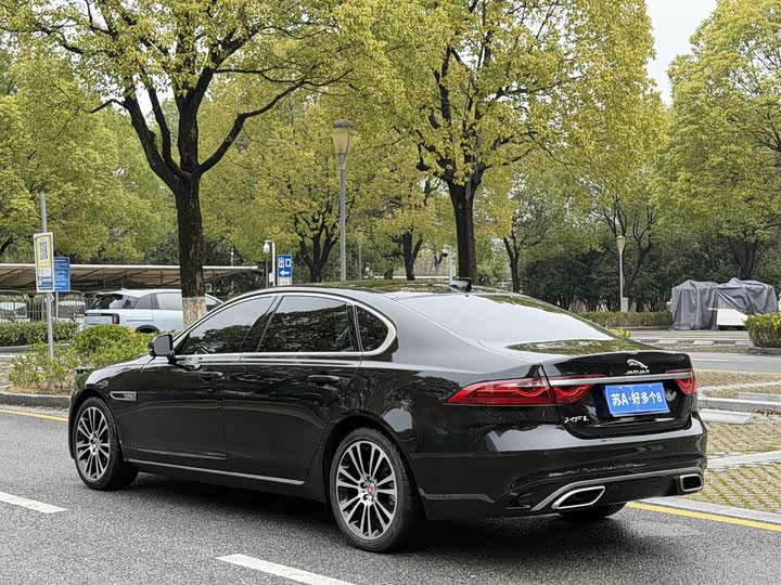 Photo 4 - Jaguar XF L