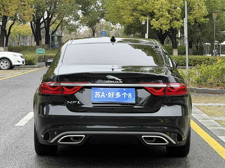 Photo 5 - Jaguar XF L