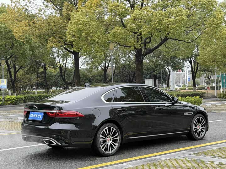 Photo 6 - Jaguar XF L