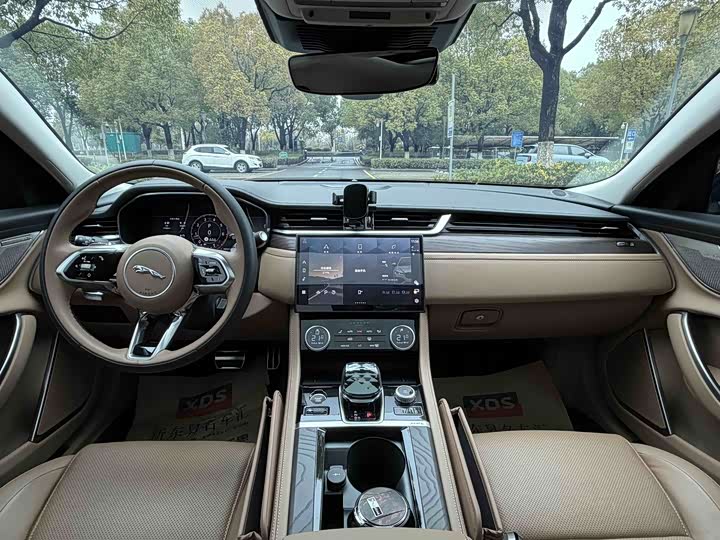 Photo 7 - Jaguar XF L