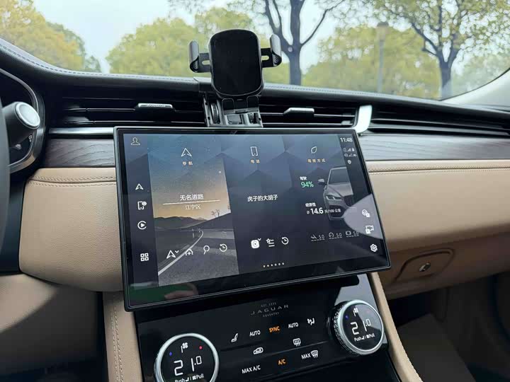 Photo 8 - Jaguar XF L