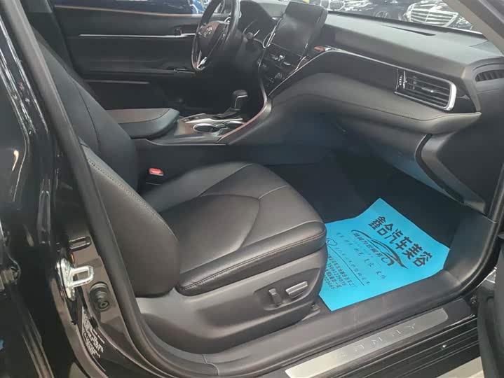 Фото 8 - Toyota Camry