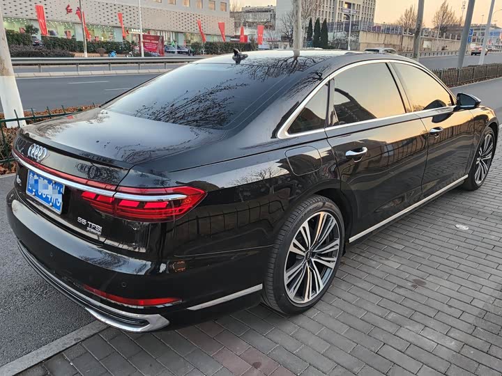 Фото 5 - Audi A8