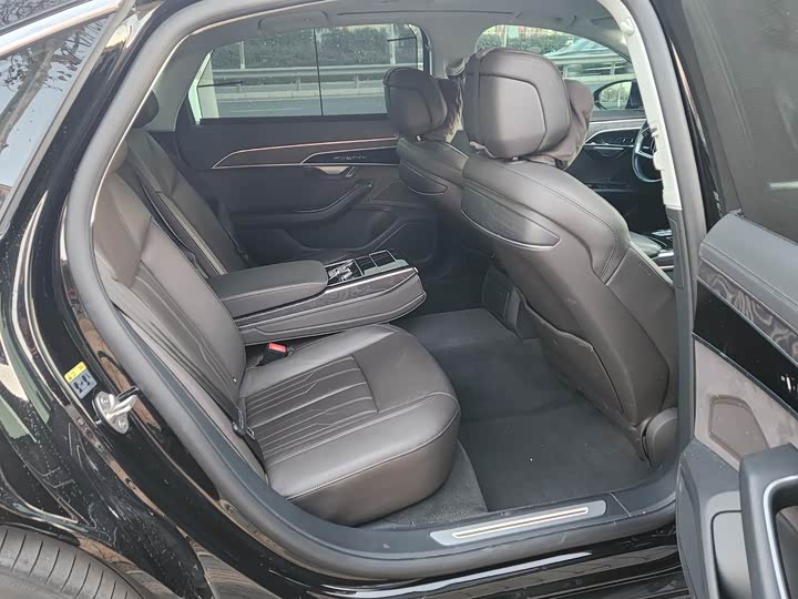 Фото 8 - Audi A8