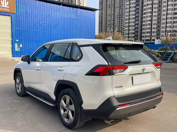 Фото 6 - Toyota RAV4