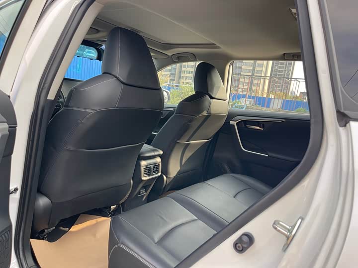 Фото 7 - Toyota RAV4