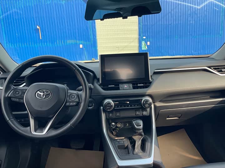 Фото 8 - Toyota RAV4