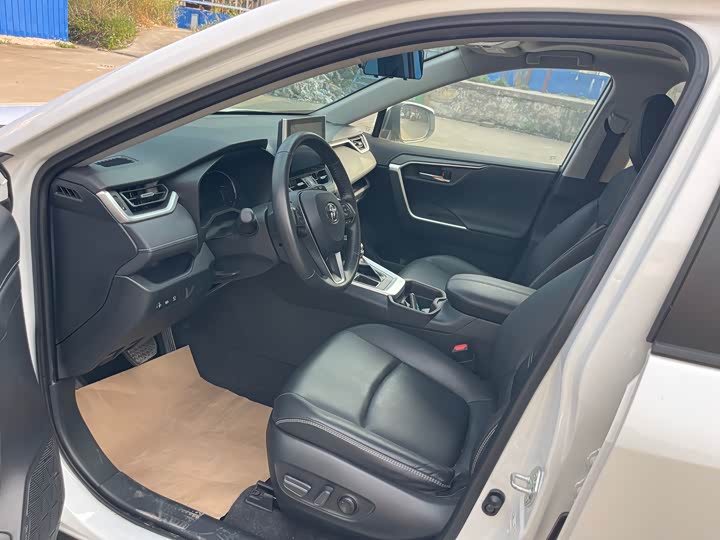 Фото 9 - Toyota RAV4