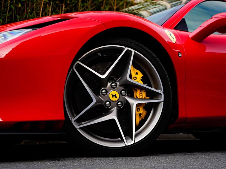 Фото 9 - Ferrari F8