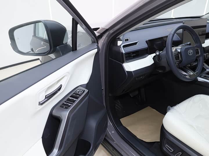 Фото 2 - Toyota RAV4