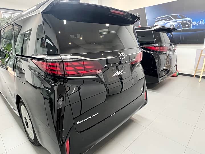 Photo 5 - Toyota Alphard